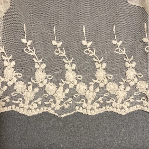 Band of Gypsies Boho Sheer
Lightweight lace lined Vest Size M cream/ivory color - Picture 11 of 11